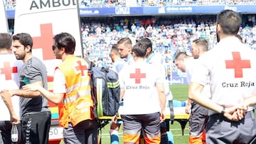 Dioni abandona el campo en ambulancia.