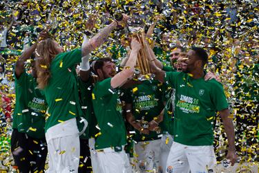 Los jugadores del equpo malagueño levantan la Copa del Rey 2023.
