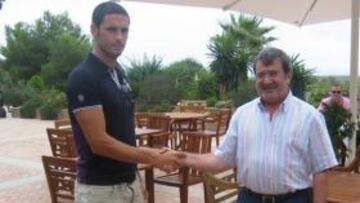 <b>BIENVENIDO. </b>Santiago Llorente recibió a Melli en Campoamor.