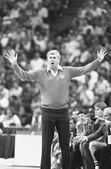 Robert Montgomery Knight (1940, Orrville, Ohio), m¨¢s conocido como Bobby Knight, fue una leyenda del baloncesto universitario estadounidense con proyecci¨®n mundial. En Espa?a, y en la historia del olimpismo, ser¨¢ siempre recordado como el t¨¦cnico que condujo al oro a Estados Unidos en los Juegos de Los ?ngeles 1984, a aquel equipo de ensue?o formado por los todav¨ªa no profesionales Michael Jordan, Pat Ewing, Chris Mullin, Sam Perkins y Alvin Robertson, que doblegaron en la final a la Selecci¨®n de Antonio D¨ªaz-Miguel, con Epi, Mart¨ªn, Corbal¨¢n y Romay, otro grupo legendario. Su carrera como t¨¦cnico la cerr¨® tras 42 temporadas, con 902 victorias (quinta mejor marca de siempre para un entrenador universitario) y el 80% de sus jugadores licenciados frente a una media nacional del 42%. Entr¨® en el Hall of Fame en 1991. El 1 de noviembre falleci¨® a los 83 a?os. De su car¨¢cter irascible ya hablamos otro d¨ªa.