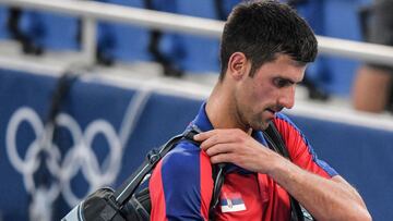 El serbio Novak Djokovic se marcha después de perder ante el español Pablo Carreño Busta el partido de tenis individual masculino de los Juegos Olímpicos de Tokio 2020 por la medalla de bronce en el Ariake Tennis Park de Tokio el 31 de julio de 2021 (Foto de Tiziana FABI / AFP).