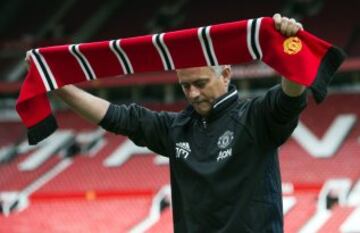 El técnico portugués posó en Old Trafford.