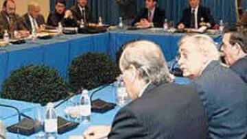<B>LA REUNIÓN.</B> Pasadas las cinco de la tarde se reunió la Ejecutiva del COE, que decidió la apertura de un proceso electoral para buscar el sucesor de Goyeneche en la presidencia.
