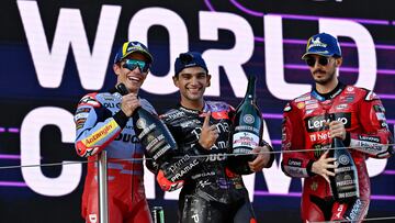 Márquez en el podio de Montmeló con Martín y Bagnaia.