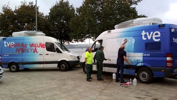 Varios coches de la caravana oficial de la Vuelta a España 2018 fueron atacados en Portugalete y Barakaldo en acto vandálico antes de la etapa del Monte Oiz.