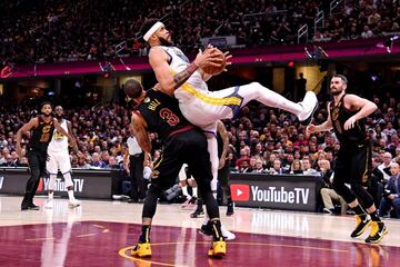 JaVale McGee coge un rebote ante la defensa de George Hill 