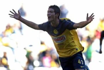 De la mano de Alfredo Tena, Raúl Jiménez debutó en la jornada 12 del Apertura 2011 contra Monarcas Morelia.