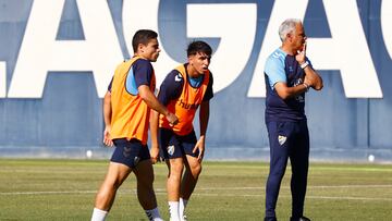Pellicer, con Izan y Sangalli, durante un entrenamiento del Málaga.