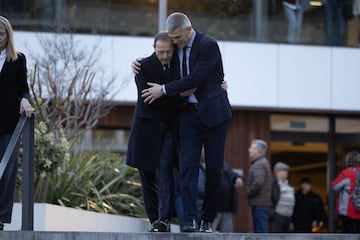 Los jugadores de las distintas secciones del Barcelona y representantes del mundo del ftbol le dan el ltimo adis al doctor Carles Mi?arro Garca.