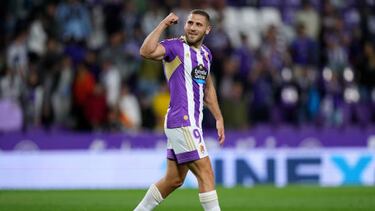 VALLADOLID, SPAIN - SEPTEMBER 05: Shon Weissman of Real Valladolid celebrates their sides victory after the LaLiga Santander match between Real Valladolid CF and UD Almeria at Estadio Municipal Jose Zorrilla on September 05, 2022 in Valladolid, Spain. (Photo by Angel Martinez/Getty Images)