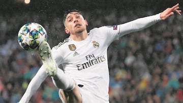El uruguayo Fede Valverde intenta bajar el bal&oacute;n en una jugada del Real Madrid-PSG de Champions disputado en el Bernab&eacute;u.