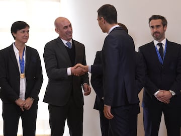 Pedro Sánchez ha recibido a las jugadoras de la selección de fútbol femenino Sub-17 tras proclamarse campeonas del mundo el pasado diciembre.