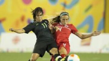 Monica Ocampo disputa un balón con Shelina Zadorsky