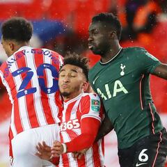 Davinson cumple y Tottenham clasifica a semifinales de la Carabao