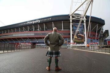 En tiempos de coronavirus, la imagen de este escocés ataviado con el tradicional kilt a las puertas del Principality Stadium de Cardiff, donde debía disputarse el Gales-Escocia del Seis Naciones finalmente aplazado, es la de todos los seguidores que se han quedado huérfanos de competiciones deportivas estos días.