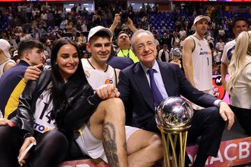 Florentino Pérez, presidente del Real Madrid, posa con Gabriel Deck, su pareja y el trofeo de la Copa del Rey.