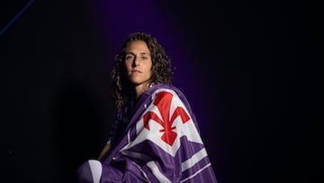 Vero Boquete, jugadora de la Fiorentina, posa con la bandera de su equipo.