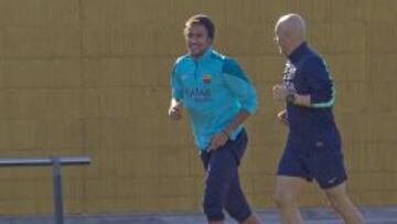 Neymar se ejercita en el césped