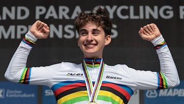 El ciclista francés Paul Seixas posa con el maillot arcoíris como campeón del mundo junior de contrarreloj en los Mundiales de Ciclismo de Zúrich.