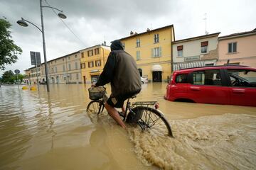 Las inundaciones de la región italiana de Emilia Romaña están dejando numerosos destrozos pero lo peor son los al menos nueve muertos y las 13.000 personas evacuadas. Así están los alrededores de la localidad de Imola, donde se ha cancelado el Gran Premio de Fórmula 1. 
