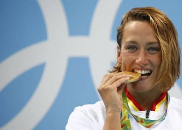 Mireia Belmonte 'muerde' su oro en Río 2016