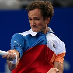 Medvedev aguanta el pulso con Djokovic y Berrettini se retira