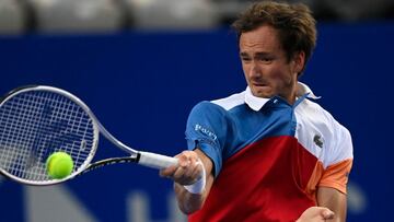 Medvedev aguanta el pulso con Djokovic y Berrettini se retira