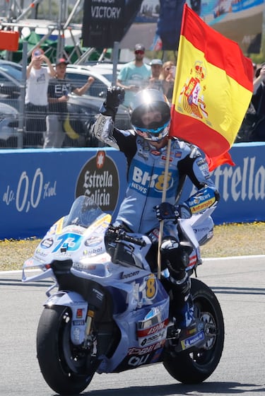 El piloto español Álex Márquez de BK8 Gresini Racing MotoGP celebra su victoria en la carrera de MotoGP del Gran Premio de España.