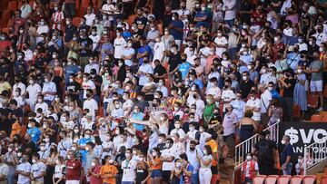 Afición en Mestalla, en el Naranja.