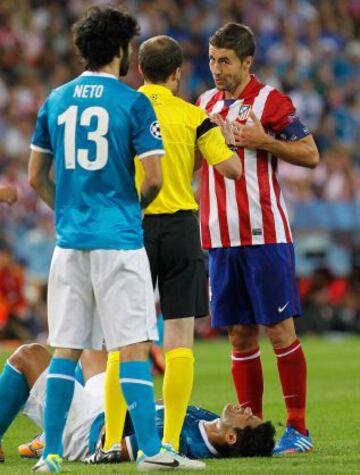Gabi conversa con el árbitro escocés, William Collum.