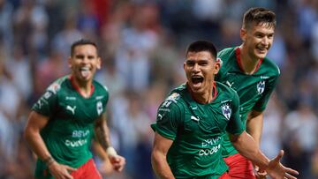 Jugadores de Monterrey festejan el segundo gol del equipo en contra del Atlas.