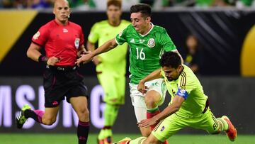 Venezuela's Tomas Rincon (R) falls next to Mexico's Hector Herrera during their Copa America Centenario football tournament match in Houston, Texas, United States, on June 13, 2016. / AFP PHOTO / ALFREDO ESTRELLA