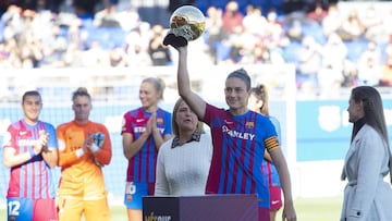 Alexia Putellas ofrece el Bal&oacute;n de Oro a la afici&oacute;n.