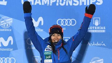 La japonesa Ayana Onozuka celebra su t&iacute;tulo.