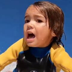 Así reacciona un niño de 5 años al ver un tiburón mientras surfea