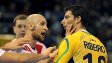 Timur Dibirov (izq), extremo de Rusia, discute con Felipe Borges Dutra Ribeiro, extremo de Brasil, durante el encuentro de Octavos de Final del Mundial de balonmano Espa&ntilde;a 2013 que se celebra en el Pabell&oacute;n pr&iacute;ncipe Felipe de Zaragoza.