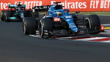 Fernando Alonso (Alpine A521) y Lewis Hamilton (Mercedes W12). Hungaroring, Hungr&iacute;a. F1 2021.