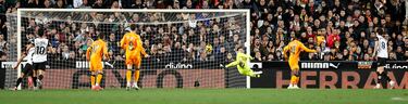 1-0. Contraataque del Valencia. Foulquier, en el área del conjunto madridista, da un pase atrás a Javi Guerra que dispara a bocajarro y Thibaut Courtois despeja como puede. Hugo Duro, en el rechace, marca a placer el primer tanto.