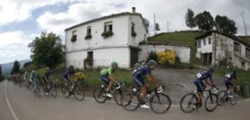 El pelotón, durante la decimoctava etapa de la Vuelta Ciclista a España 2013 disputada hoy entre Burgos y Peña Cabarga, de 186,5 kilómetros.