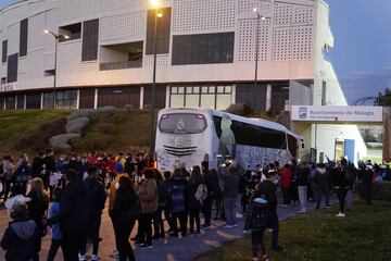 Aficionados del Real Madrid esperaron la llegada del autobús blanco al Estadio Ciudad de Málaga.