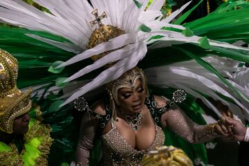 Estos días la ciudad brasileña se viste de gala para disfrutar del Carnaval 2023. Bailes, desfiles, samba... llenan de color la ciudad ciudad costera de Brasil, famosa por sus playas de Copacabana e Ipanema, la estatua del Cristo Redentor sobre el cerro del Corcovado y el morro Pan de Azúcar.