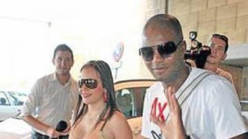 <b>BIENVENIDA. </b>El central Aquivaldo Mosquera llegó en la tarde de ayer al aeropuerto de San Pablo.