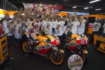 Marc Márquez celebra el título mundial con su equipo. 