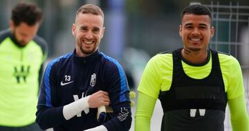 Aarón y Kenedy, en el entrenamiento de ayer del Granada.