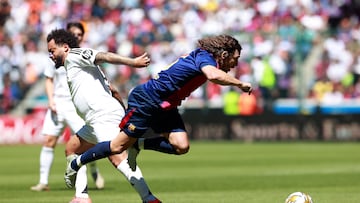 Con un Nemesio Diez repleto, el Bar?a Legends y Real Madrid Leyendas iguala a dos goles en su primera cita en M¨¦xico. Casillas, Iniesta, Figo, Marcelo y Rafa M¨¢rquez se volvieron protagonistas.