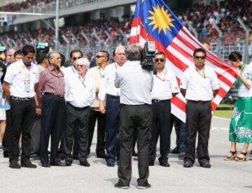 Bernie Ecclestone y el primer ministro de Malasia, Tun Abdul Razak durante un minuto de silencio en memoria de las 239 personas que murieron en la tragedia del vuelo MH370 antes de que de comienzo la carrera de fórmula uno del Gran Premio de Malaisia, en el Circuito Internacional de Sepang.