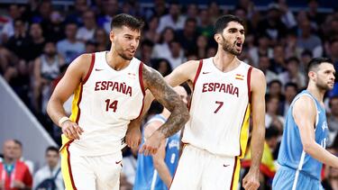 Willy Hernangomez y Santi Aldama celebran un lance del partido ante Grecia.
