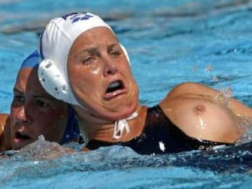 El ba?ador puede jugar malas pasadas a las jugadoras de waterpolo. descuido
