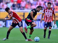 Richard Ledezma (L) of Guadalajara fights for the ball with Rodolfo Pizarro (R) of Juarez during the 5th round match between Guadalajara and FC Juarez as part of the Liga BBVA MX, Torneo Apertura 2025 at Akron Stadium, on August 16, 2025 in Guadalajara, Jalisco, Mexico.