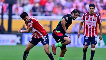 Richard Ledezma (L) of Guadalajara fights for the ball with Rodolfo Pizarro (R) of Juarez during the 5th round match between Guadalajara and FC Juarez as part of the Liga BBVA MX, Torneo Apertura 2025 at Akron Stadium, on August 16, 2025 in Guadalajara, Jalisco, Mexico.